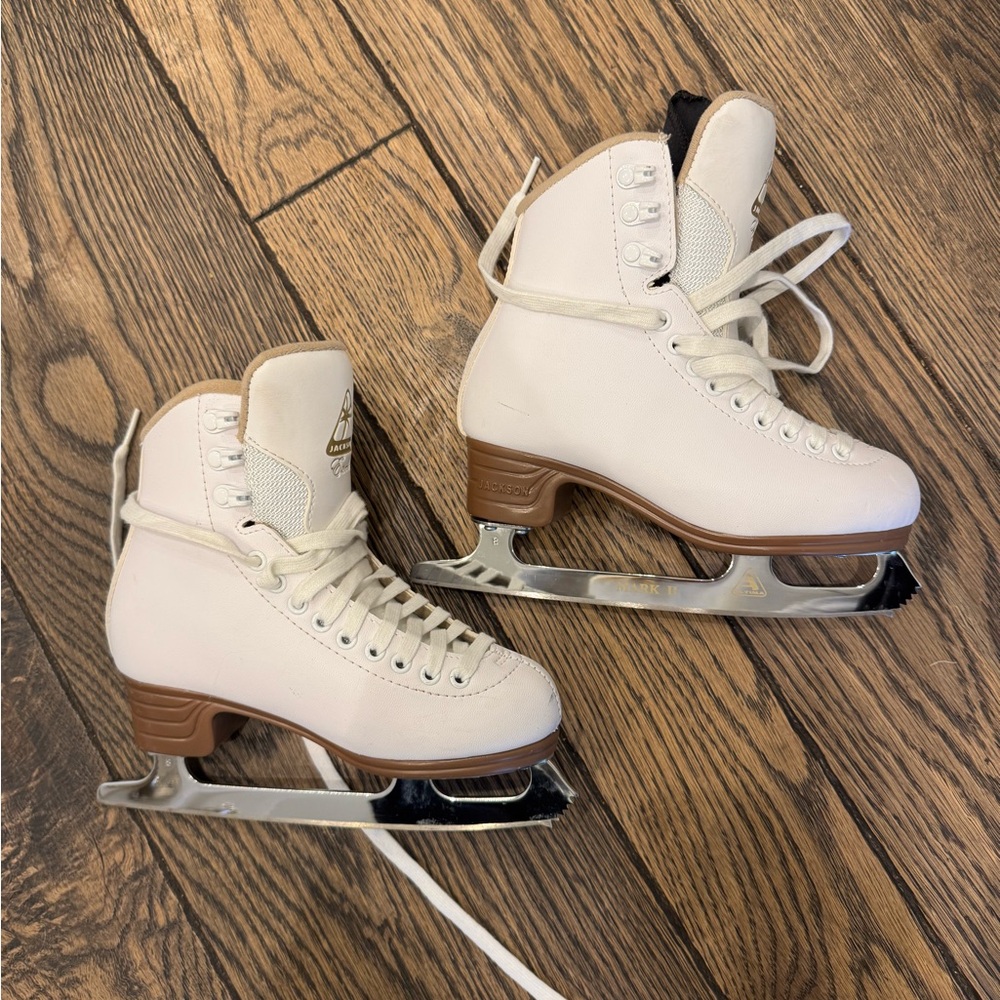 Women’s Classic White Figure Ice Skates